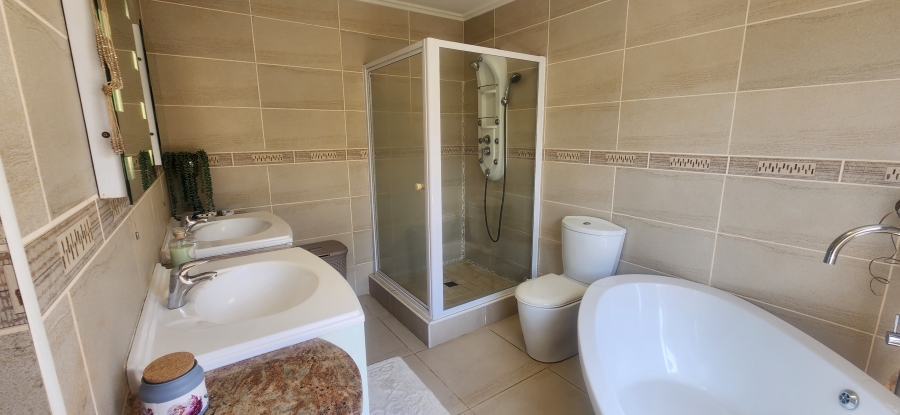 6 Bedroom Property for Sale in Da Nova Western Cape